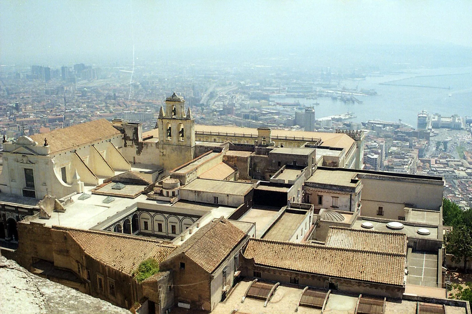 La Certosa di San Martino vista da Castel Sant'Elmo, sopra il golfo