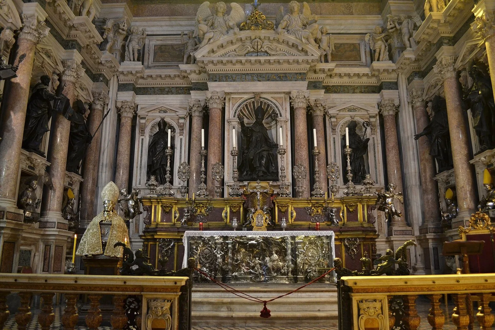 L'altare della Reale Cappella del Tesoro di San Gennaro, nel Duomo di Napoli