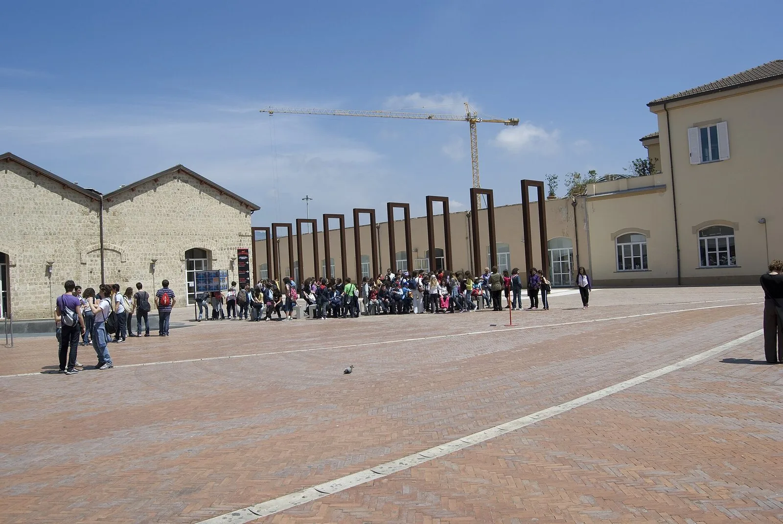 Il cortile di Città della Scienza a Napoli