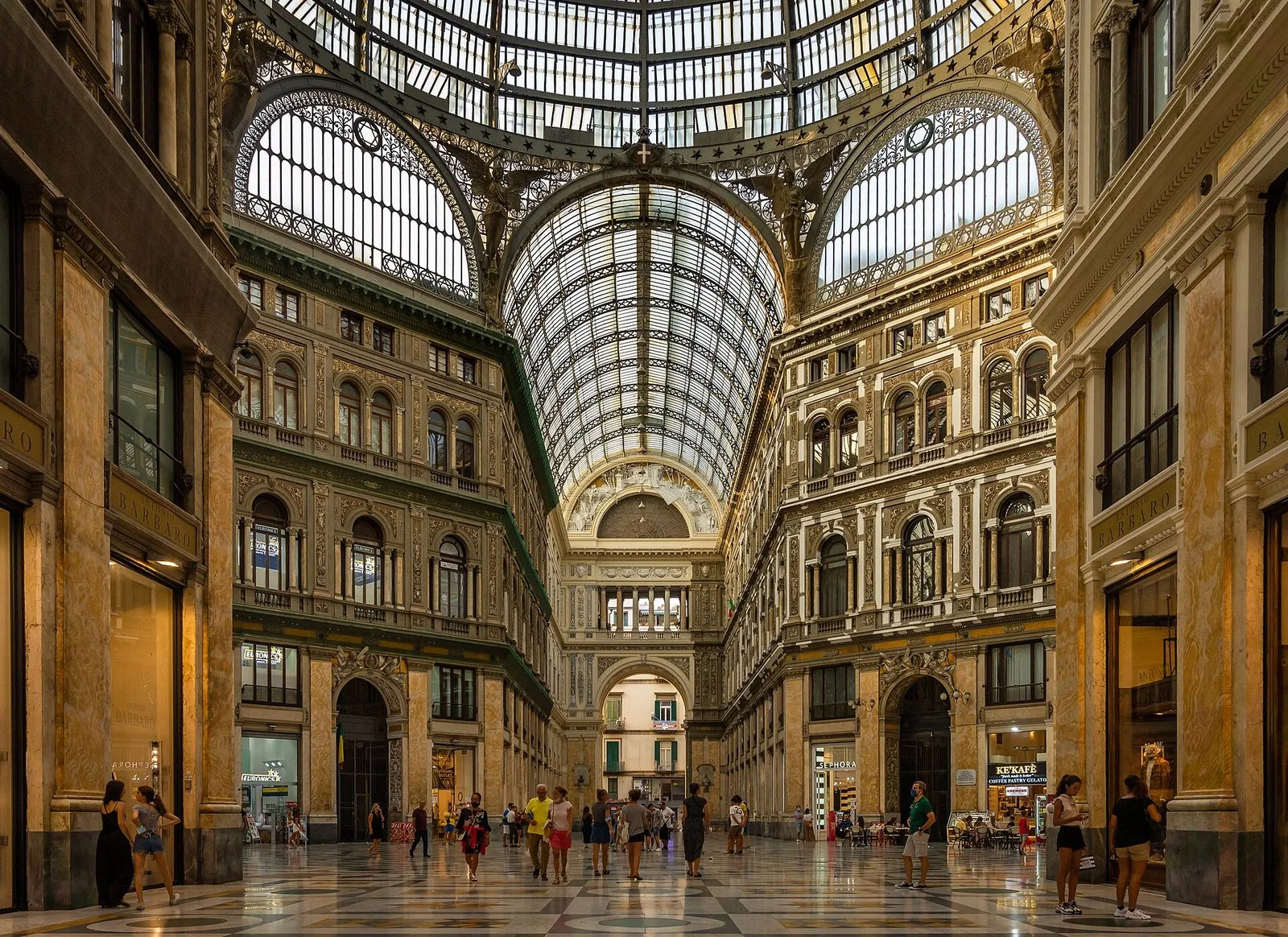 L'interno della Galleria Umberto I a Napoli