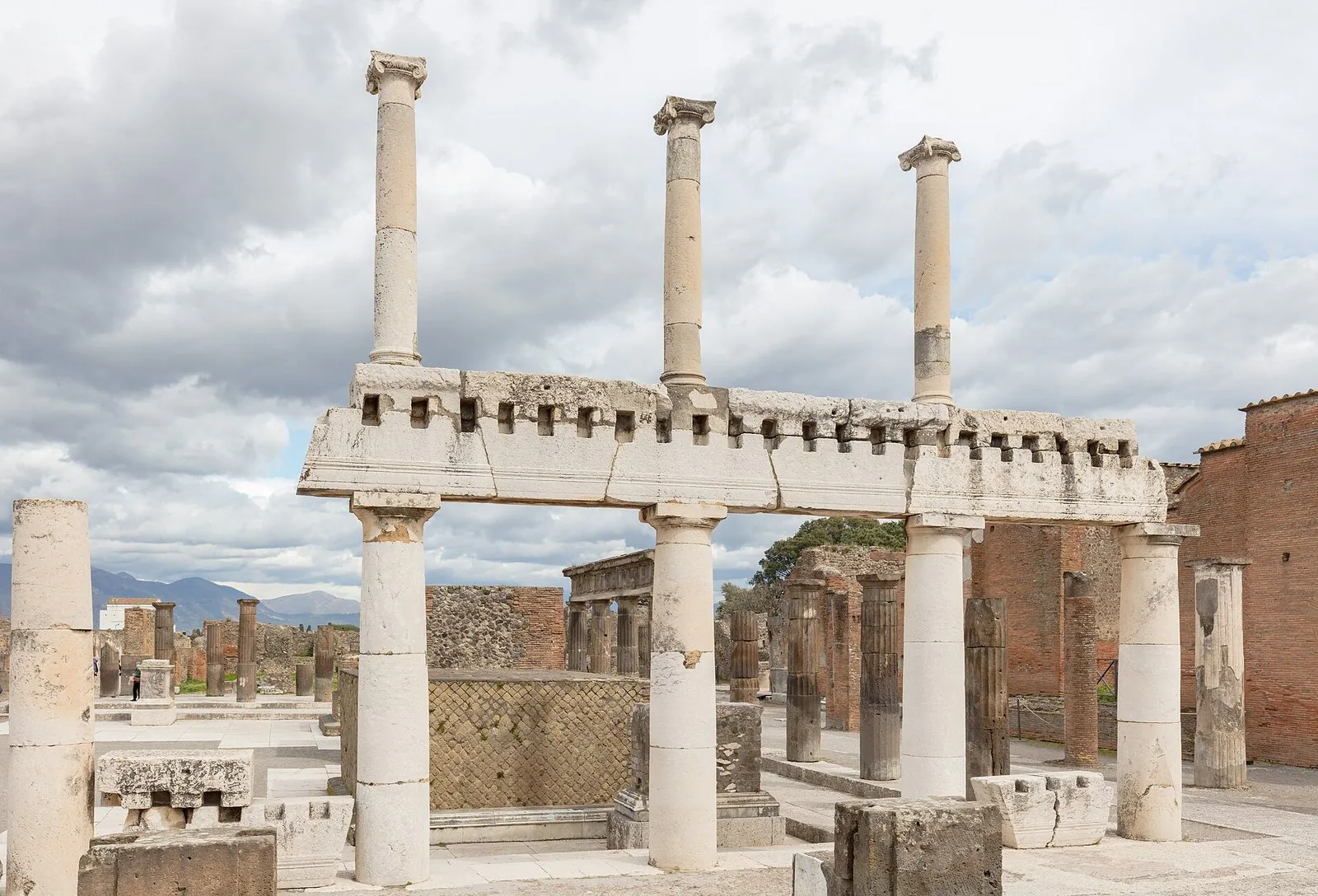 Le colonne del Foro negli scavi di Pompei