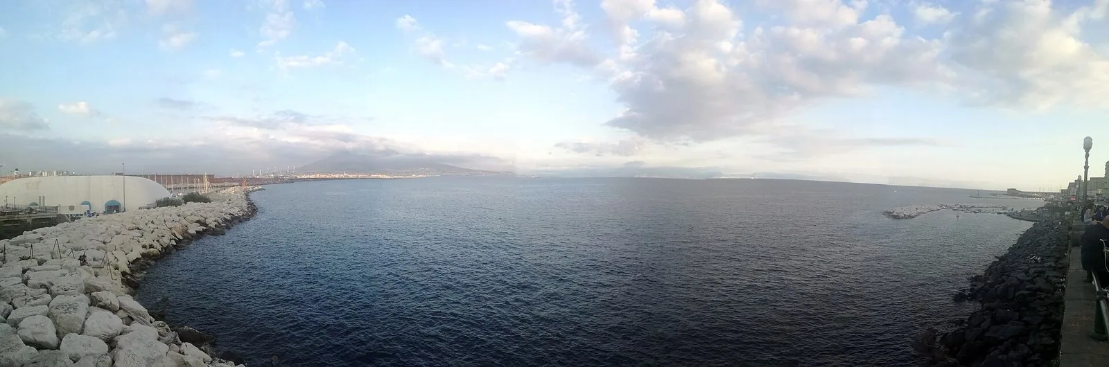 Il golfo visto dal lungomare di Napoli