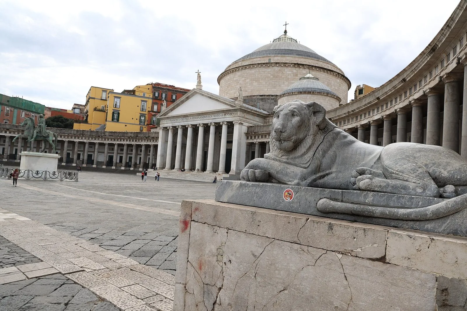 Piazza del Plebiscito con la basilica di San Francesco di Paola